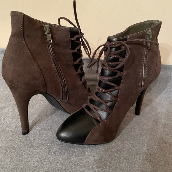 Style & Company Casie Olive Green & Black Suede/ Leather Bootie Boot. Size 9 - Picture 2 of 6